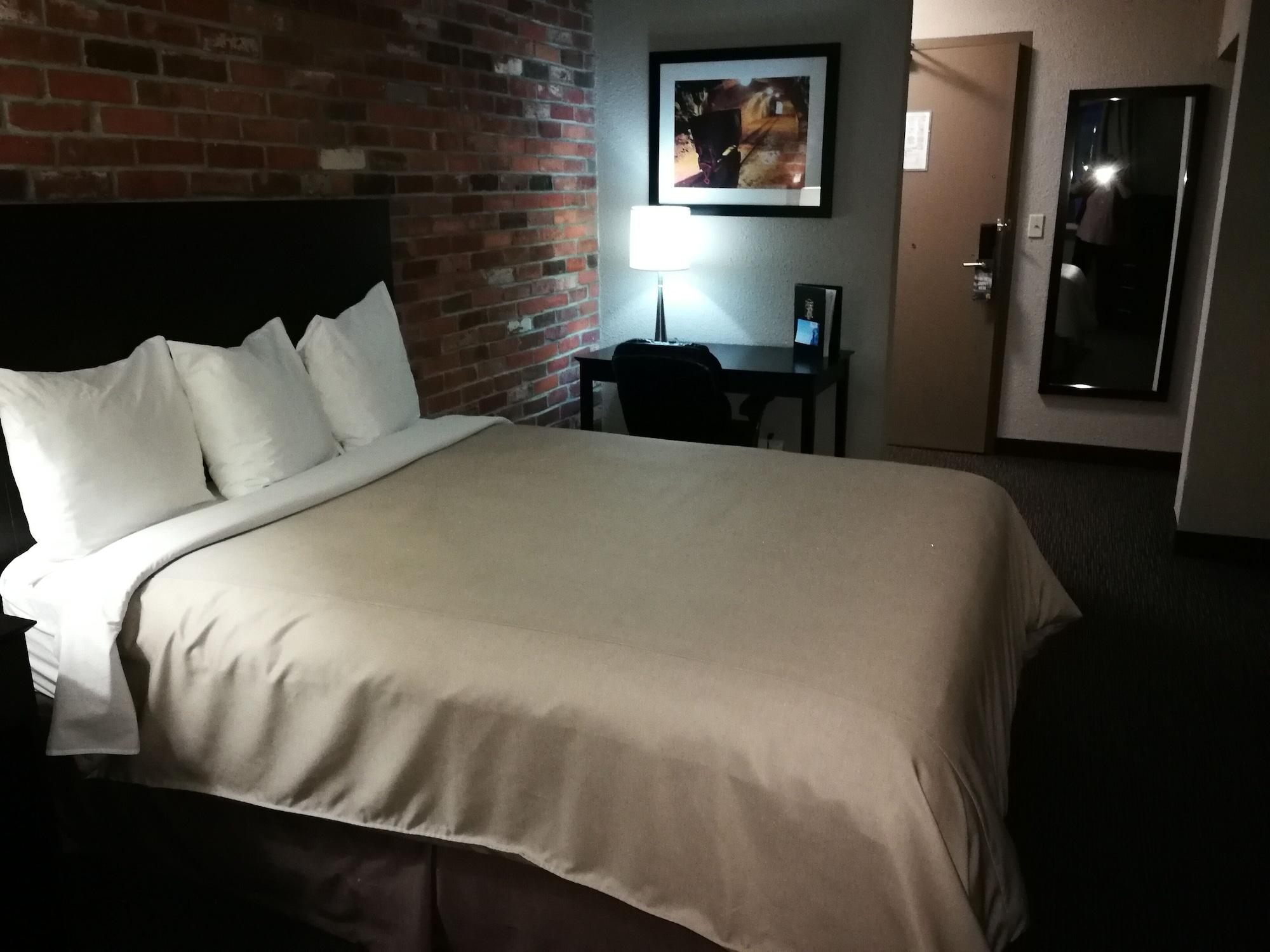 Super 8 by Wyndham Timmins ON Hotel Bagian luar foto