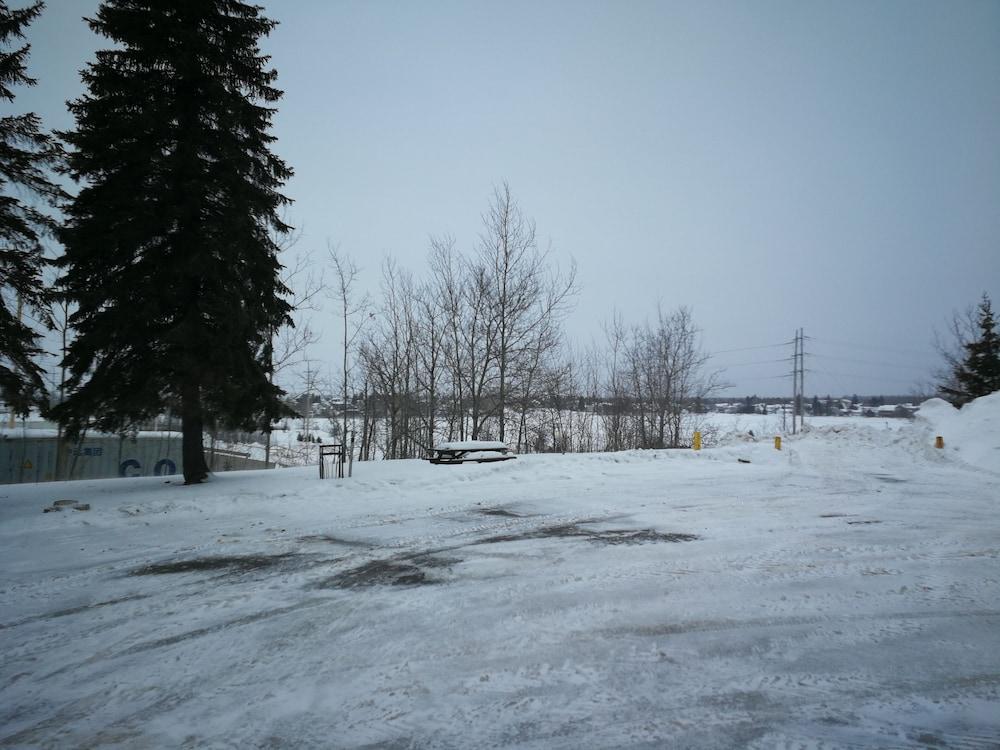 Super 8 by Wyndham Timmins ON Hotel Bagian luar foto