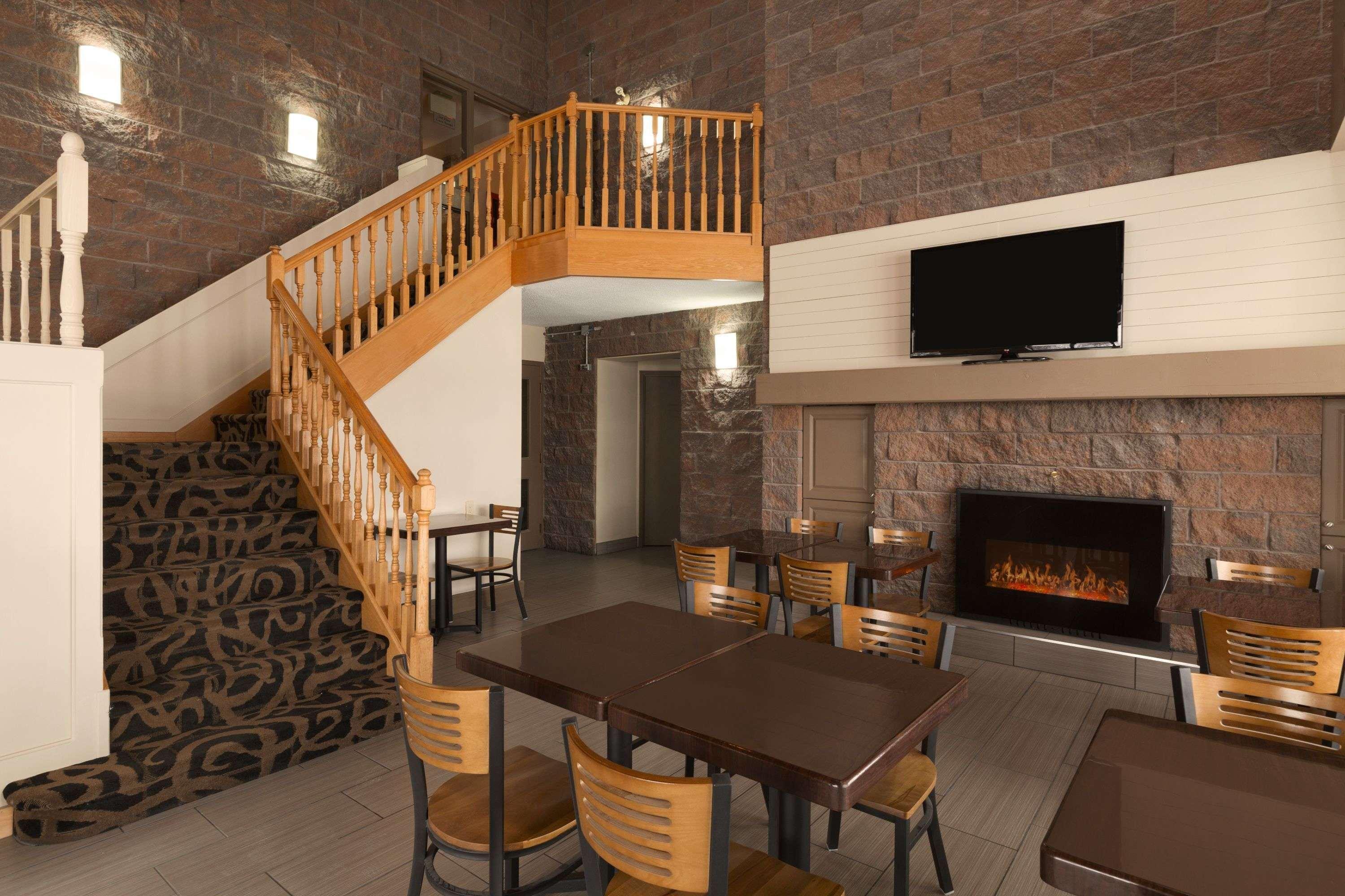 Super 8 by Wyndham Timmins ON Hotel Bagian luar foto