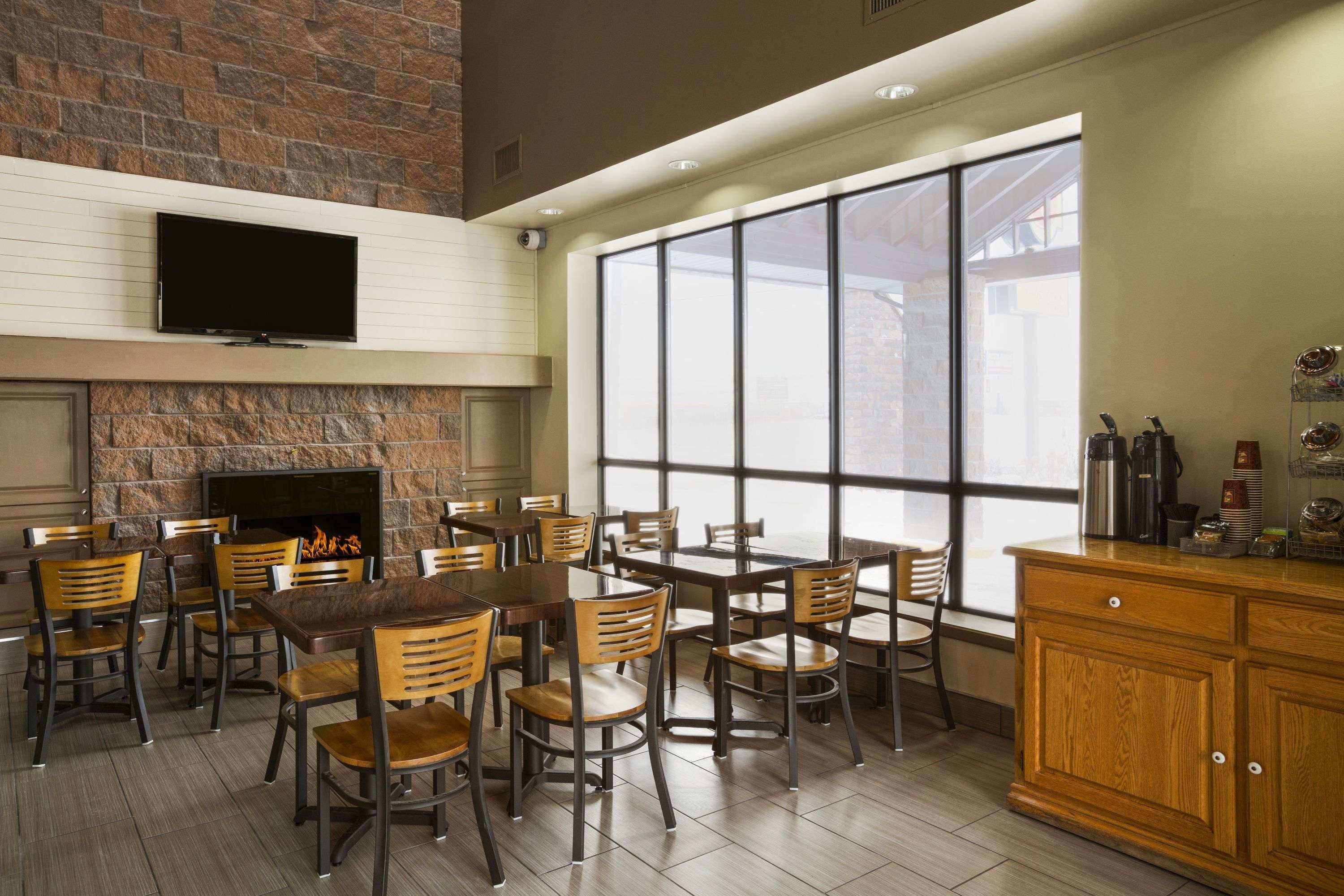 Super 8 by Wyndham Timmins ON Hotel Bagian luar foto