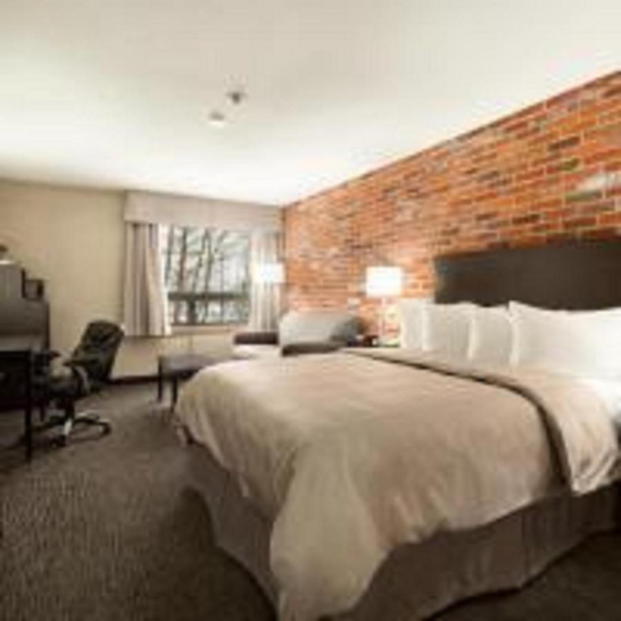 Super 8 by Wyndham Timmins ON Hotel Bagian luar foto